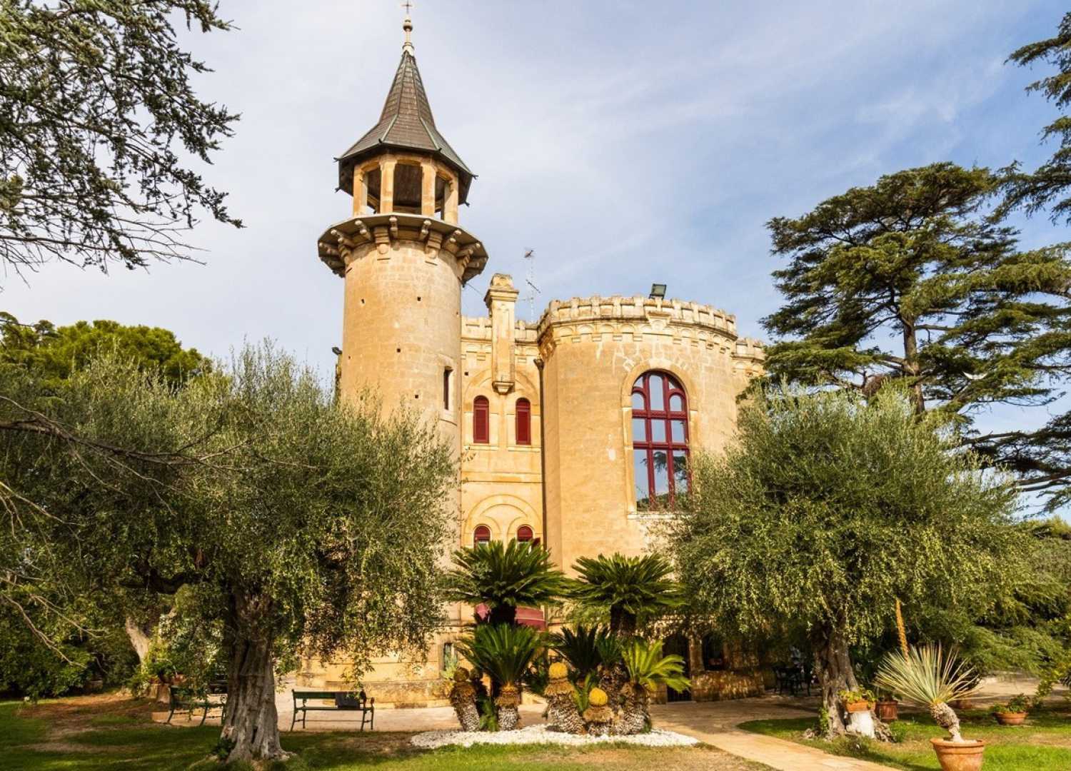 Villa Delvecchio: quella fiabesca dimora da "mille e una notte" che si erge su una collina di Mola